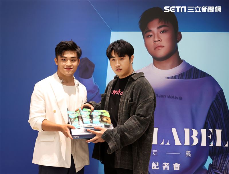 劉昊首張創作專輯「自定義」發片同校學長鹿希派站台送上防疫三寶祝福。（圖/記者邱榮吉攝影）