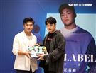 劉昊首張創作專輯「自定義」發片同校學長鹿希派站台送上防疫三寶祝福。（圖/記者邱榮吉攝影）