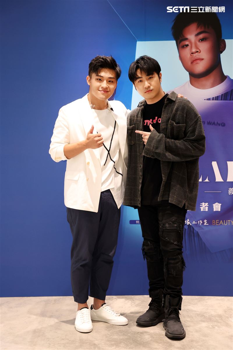 劉昊首張創作專輯「自定義」發片同校學長鹿希派站台送上防疫三寶祝福。（圖/記者邱榮吉攝影）