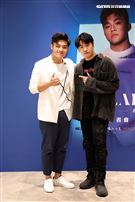 劉昊首張創作專輯「自定義」發片同校學長鹿希派站台送上防疫三寶祝福。（圖/記者邱榮吉攝影）