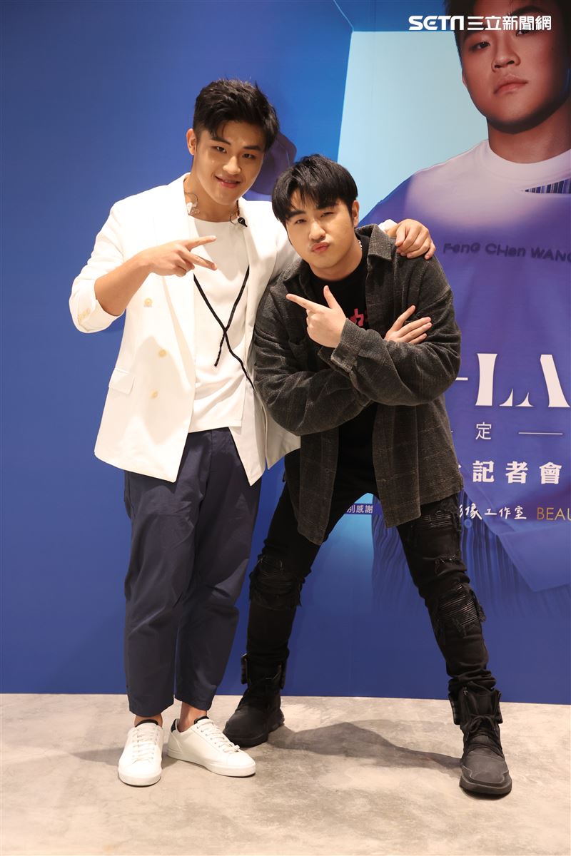 劉昊首張創作專輯「自定義」發片同校學長鹿希派站台送上防疫三寶祝福。（圖/記者邱榮吉攝影）