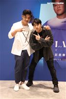 劉昊首張創作專輯「自定義」發片同校學長鹿希派站台送上防疫三寶祝福。（圖/記者邱榮吉攝影）