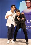 劉昊首張創作專輯「自定義」發片同校學長鹿希派站台送上防疫三寶祝福。（圖/記者邱榮吉攝影）