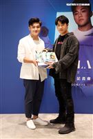 劉昊首張創作專輯「自定義」發片同校學長鹿希派站台送上防疫三寶祝福。（圖/記者邱榮吉攝影）