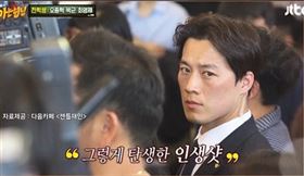 崔英才因擔任總統文在寅隨扈，被媒體捕捉到帥氣側臉，而紅到國際。(圖／翻攝自《뉴스1》）