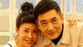 周潤發與妻子陳薈蓮。（圖／翻攝自微博）