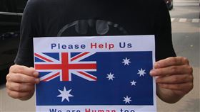 阿富汗難民塔希爾阿富汗難民塔希爾說，父母7年前將他送到印尼，希望他能到澳洲安置，有比較好的生活。他呼籲澳洲政府接納難民，難民就在澳洲的邊境，澳洲有責任安置難民。（資料照片）中央社記者石秀娟雅加達攝　108年8月24日