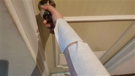 網球肘惡化時，甚至轉動門把都會疼痛無力（圖／台北醫院提供）
