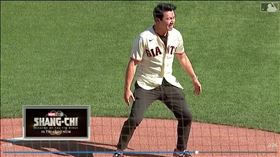 ▲《尚氣》男主角劉思慕替巨人開球。（圖／翻攝自MLB推特）