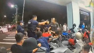 超商取貨爆衝突　警噴辣椒水壓制