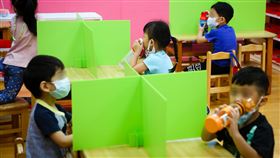 疫情警戒降二級　幼兒園恢復上課（2）全國疫情警戒27日降到二級，幼兒園在遵守防疫指引的情況下恢復上課，小朋友在飲食、喝水的狀況使用隔板加強防疫。中央社記者王騰毅攝　110年7月27日