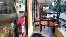 菲律賓確診飆新高 馬尼拉率先試行小範圍封鎖大馬尼拉地區8日起將放寬社區隔離管制，率先全國試行小範圍封鎖措施。圖為馬尼拉社區隔離措施下，便利商店將桌椅堆疊起來，禁止顧客內用，攝於9月3日。中央社記者陳妍君馬尼拉攝 110年9月6日