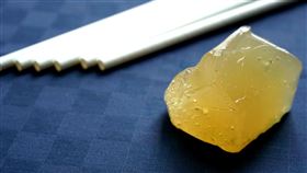 工研院與德淵企業合作研發生物可分解熱熔膠材，可應用於生分解標籤膠、包裝膠等相關產品，解決傳統膠材無法無法自然分解或回收再利用的難題，為業界提供環境友善的綠色材料。（圖／工研院提供）