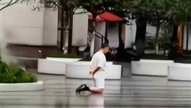 下跪,認錯,家門,犯錯(翻攝自 中國報)