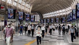 日再擴大緊急宣言適用對象 日相提示解封條件因COVID-19疫情嚴峻，日本政府今天決定「緊急事態宣言」對象追加北海道、愛知縣等8道縣，這是日本本月第3度擴大緊急宣言對象。首相菅義偉25日晚上在記者會上說明解封的條件。圖為東京品川車站。中央社記者楊明珠東京攝 110年8月26日