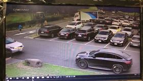 南投名間，物流車司機忘了拉手煞車，倒退嚕，撞雙B名車 圖／翻攝畫面