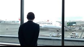 日本援助台灣的第四批AZ疫苗今（7）天將抵台，駐日代表謝長廷午間在臉書貼出目送飛機離開的照片（圖／翻攝自謝長廷臉書）