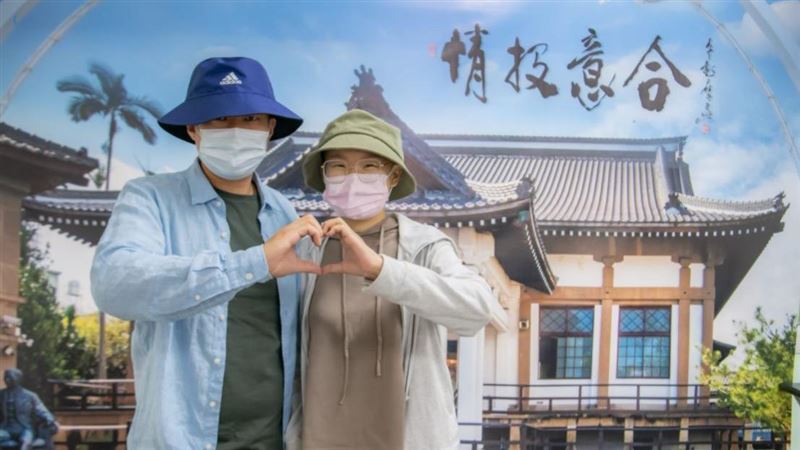 交往10年女友罹癌　男不離不棄娶她