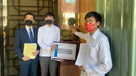 ▲民間團體「經濟民主連合」委任律師赴台北地檢署按鈴告發蝦皮錢包違法。（圖／翻攝畫面）