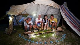 主持人雷艾美、黃仕傑、MAX楊盛堯、八弟蕭志瑋野外搭帳棚。（圖／三立提供）