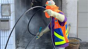 地方環保單位9月3日於個案住家周圍進行環境清消。（圖／疾病管制署提供）