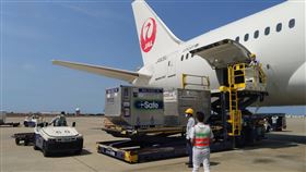 日本致贈台灣的第4批AZ疫苗6.4萬劑7日下午抵達桃園機場。（圖／翻攝蘇貞昌臉書）
