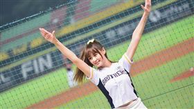 中信兄弟啦啦隊長短今，是一個從沒談過清純美女。（圖／翻攝自短今粉絲團）