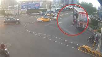 學生專車右轉…下秒女高生車內拋出