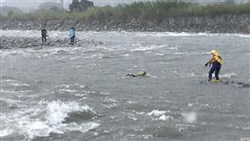 2釣客受困沙洲，台中石岡，吊掛，橡皮艇，溪水暴漲
