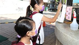 大佳國小9月1日開學日學生進入校門必須防疫手消毒、手感溫、腳消毒。（記者邱榮吉/攝影）