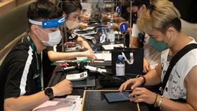 三星雙摺疊機取貨首日　兩種尺寸各有所好、新色受青睞