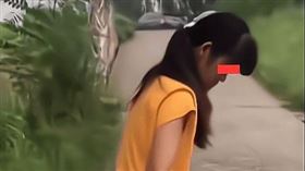 私吞聘金害受虐！人妻爆氣「狂甩巴掌」　親生母倒地繼續踹（圖／翻攝自網易）