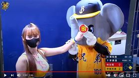 ▲PS女孩短今被小翔「套牢」。（圖／翻攝自中信兄弟官方頻道YT）