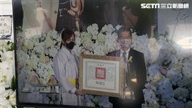 李行追思告別式　李永得褒揚令給李顯順。（圖／廖俐惠攝影）