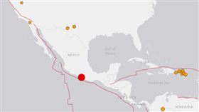 墨西哥西南部（紅點處）今晚發生規模7.4強震。（圖／翻攝自美國地質調查所網頁）