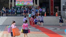 開學首日  部分學校採新舊生分流入校高中以下學校1日開學，受到COVID-19（2019冠狀病毒疾病）疫情影響，不少學校採取新舊生分流入校。中央社記者葉臻攝  110年9月1日