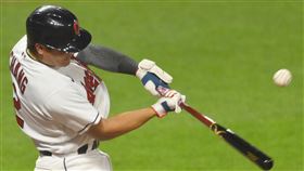 ▲張育成三壘方向強襲球被美技沒收。（圖／路透社／達志影像）