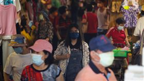 新北幼兒園群聚擴大  周邊市場落實防疫（2）新北某幼兒園群聚案擴大，新北市防疫提升為加強2級警戒，幼兒園周邊市場落實人流管制等防疫措施，外出民眾均配戴口罩謹慎以對。中央社記者王騰毅攝  110年9月7日