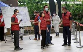 新北防疫團隊進入板橋要清空的社區，設立前進指揮所。