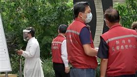 新北防疫團隊進入板橋要清空的社區，設立前進指揮所。