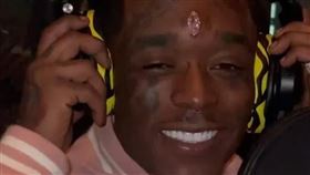 「小烏茲弗特」將一顆粉鑽嵌入額頭，讓粉絲嚇壞。（圖／翻攝自「小烏茲弗特」instagram）