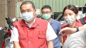 新北防疫團隊進入板橋要清空的社區，設立前進指揮所。圖為侯友宜到場了解狀況。