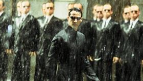 1999年《駭客任務》第一集引爆風潮。（圖／翻攝自駭客任務官方海報）