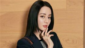 迪麗熱巴擁有深邃五官及火辣身材，被封為「新疆女神」。（圖／翻攝自迪麗熱巴微博）