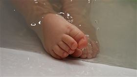 1歲女嬰物開水龍頭，慘溺死浴缸。（示意圖／pixabay）