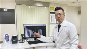 黃鼎鈞醫師指出肩膀Ｘ光片上長骨刺造成夾擊症之位置（圖／新竹臺大分院提供）