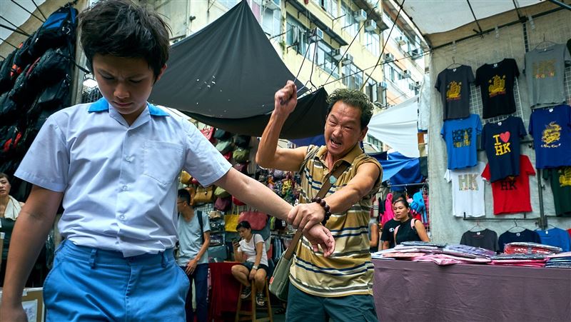 已故影帝遺作曝光　秒入戲拿衣架抽打