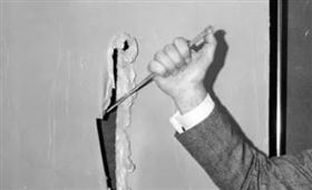 封塔那創作時不用顏料，只需用刀在畫布上戳洞。（圖／翻攝自蘇比特官網）