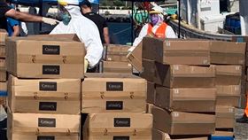 基隆漁船密艙藏530箱私菸  6人送辦海巡署第二岸巡隊8日在基隆八斗子漁港查獲漁船「昇吉興」設有密艙夾藏大量私菸，經清點共有530箱私菸，市值約新台幣1800萬元，詢後依法將陳姓船長及5名移工送辦，並持續追查私菸來源。（讀者提供）中央社記者王朝鈺傳真  110年9月8日