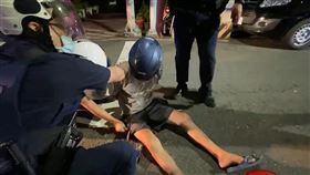 高雄,酒駕,圍捕,失禁,拉屎,（圖／翻攝畫面）